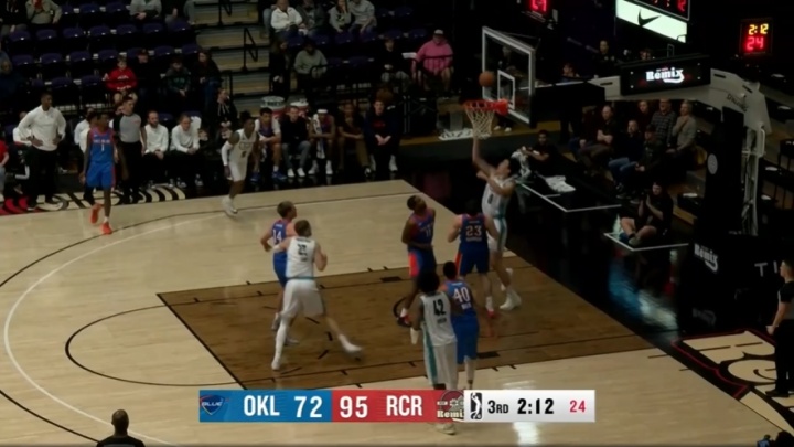 星亿娱乐H5游戏-🤩帅啊!杨瀚森高高跃起再收前板 随后拧身反篮打进!本场6前板