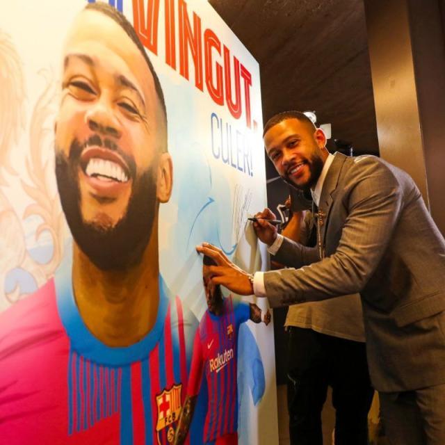 星亿娱乐安卓APP-德佩正式亮相巴萨 拉波尔塔:新签的球员都能注册